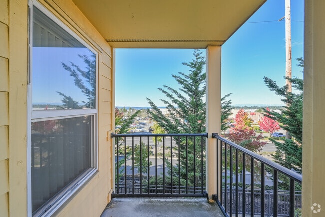 2BR, 1BA - 740SF - Balcony