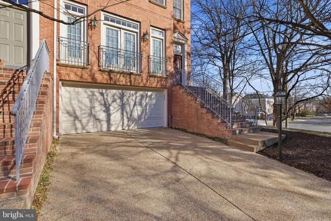 Building Photo - 1817 Fallbrook Ln