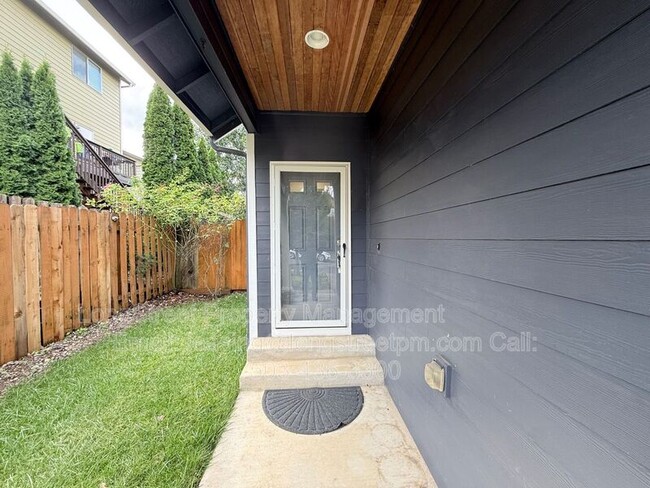 Photo - 823 Crouchen St NW