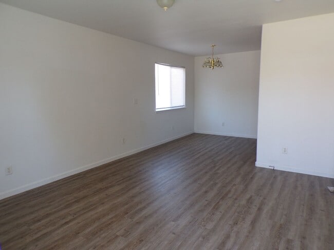 Photo - 285 Dalton St