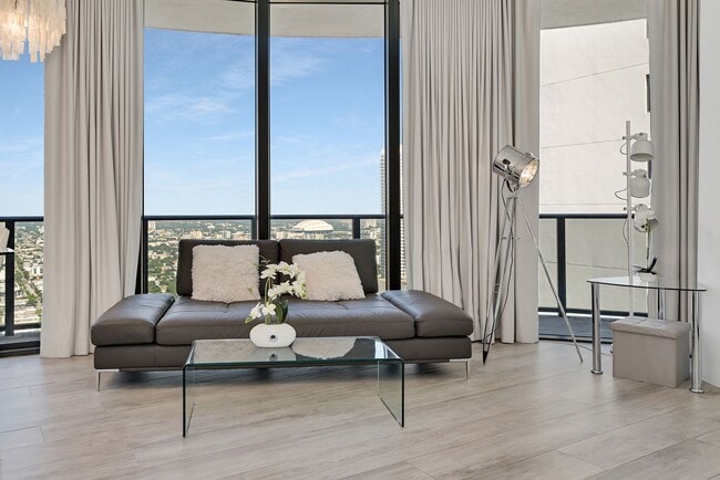 Photo - Remarks:	Enjoy stunning Skyline and Bay views from the wraparound balcony of this furnished 2-bed...
