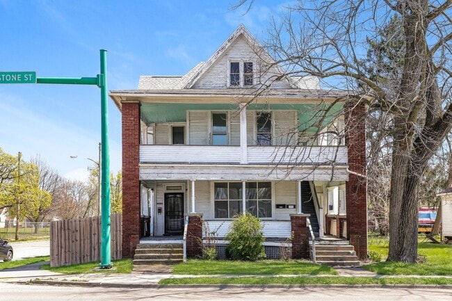 Building Photo - 902-904 1/2 S Limestone St. Unit 902