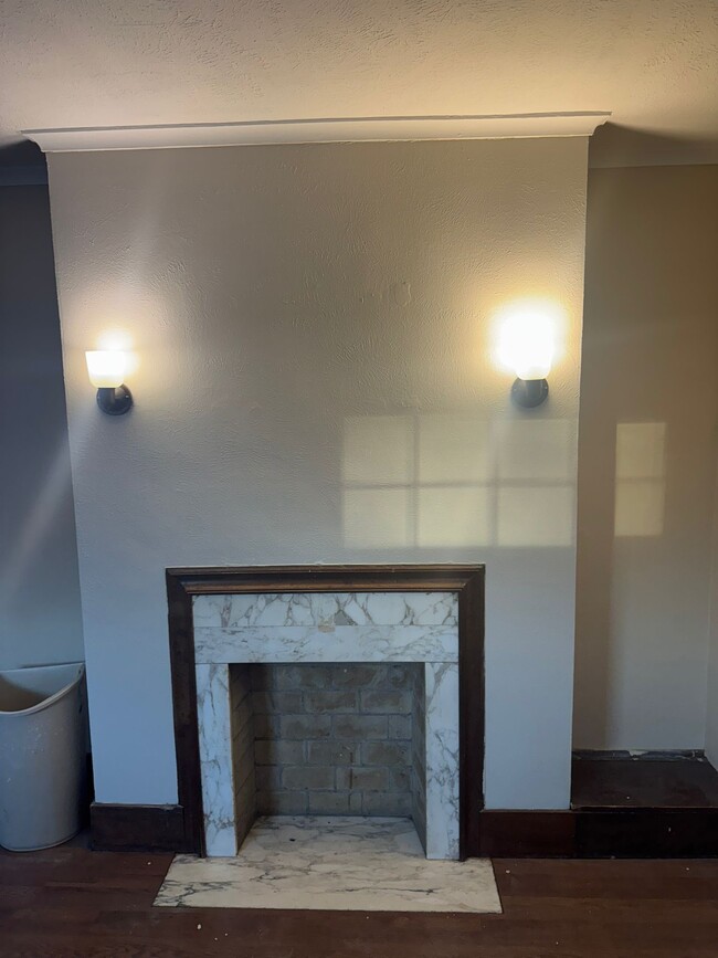 Building Photo - 1720 Barrows St Rental