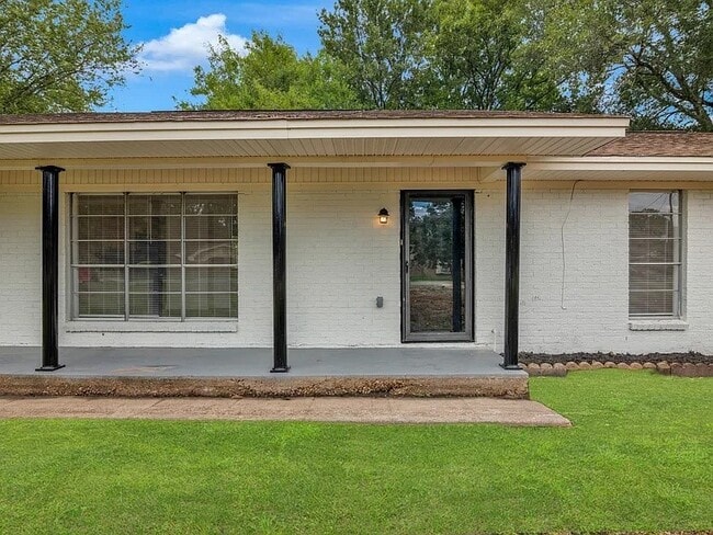 Photo - 290 E Smith St