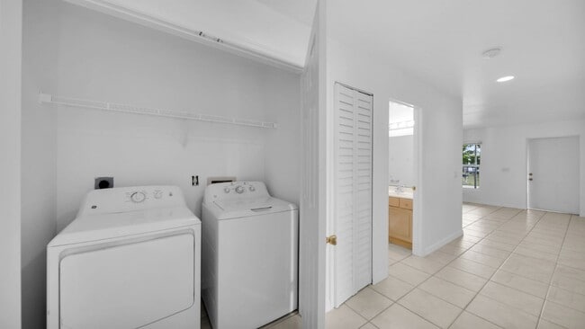 Building Photo - 215-213 Homer Ave S Unit 213