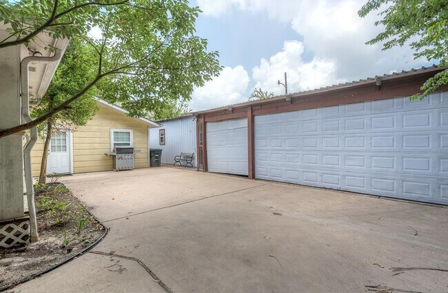 Photo - 1535 W 25th St