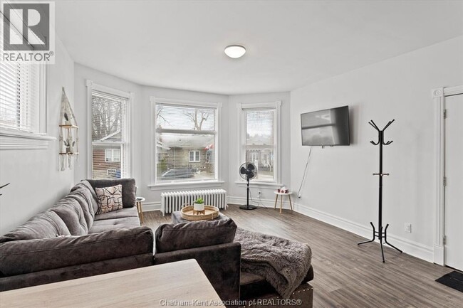 Photo - 135 William St N