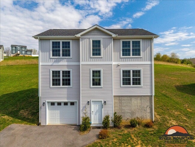 Photo - Spacious Three Level Home in Pembroke