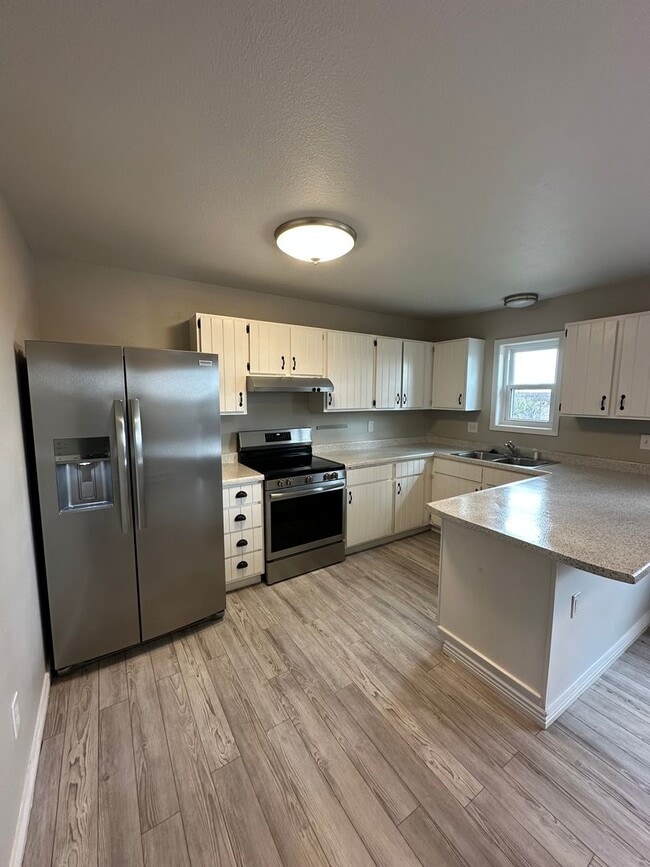 Building Photo - BEAUTIFULLY UPDATED 3 BEDROOM, 2 BATHROOM ...