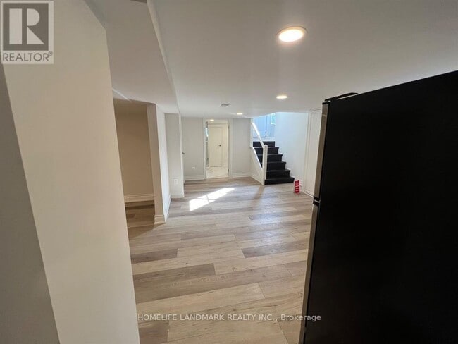 Photo - 154 Poyntz Ave