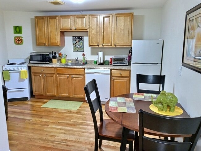 Building Photo - 1482 Beacon St Unit B5