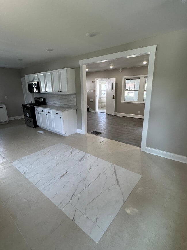 Photo - 445 W 25th St