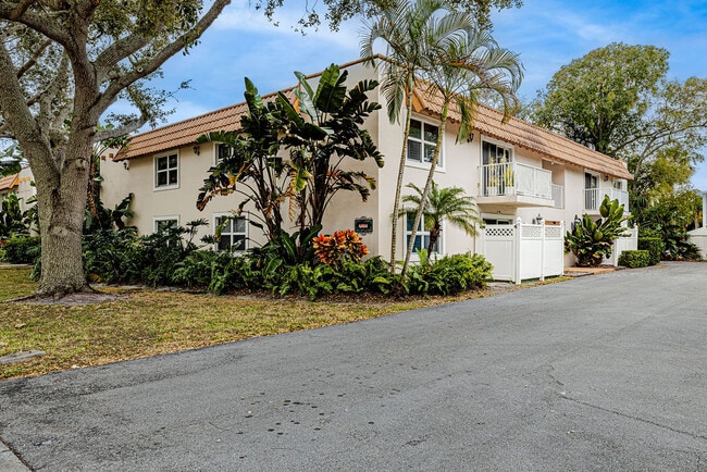 Building Photo - 715 20th St