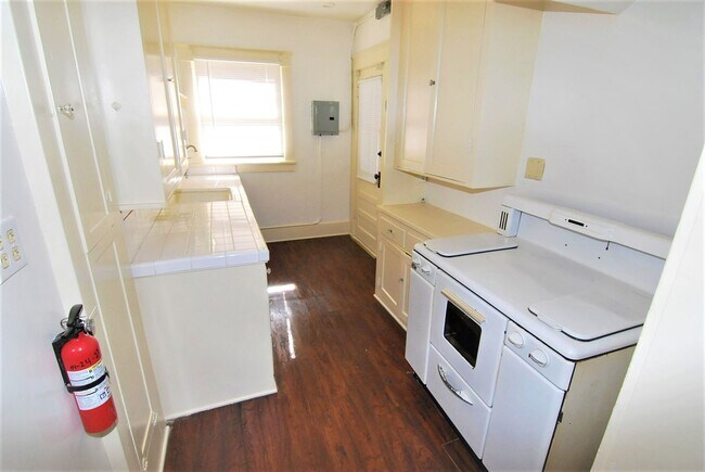 Photo - Charming Upstairs 1BR with Vintage Appeal in Alamitos Beach Unit 1222 E 1st St