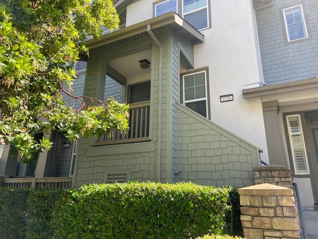 Building Photo - Newer Multi-Level Downtown Townhouse with ...