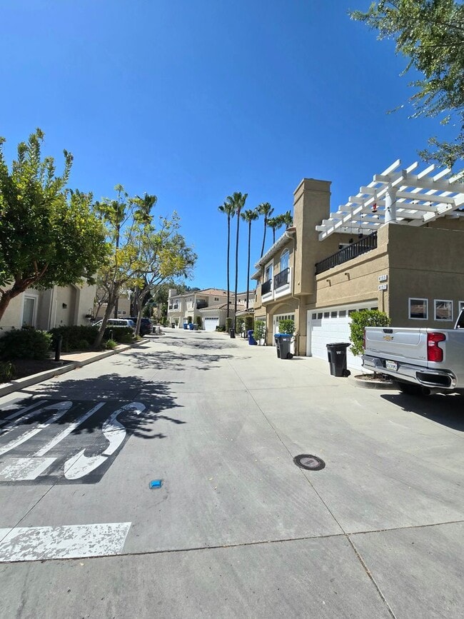 Photo - Large and spacious 3 bedroom townhouse with garage!