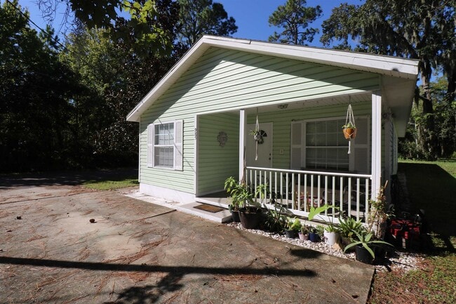 Photo - 985 Cooper St