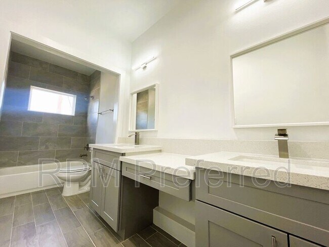 Photo - 999 Marjorie St