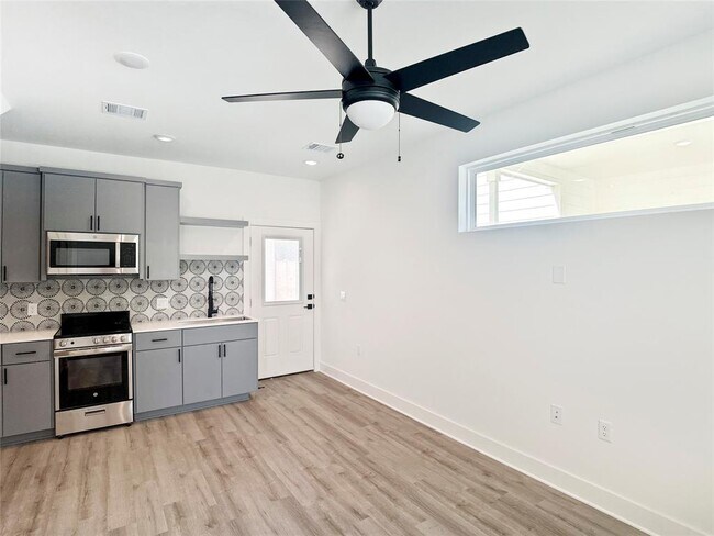 Photo - 6107 Begonia Cir Unit 3