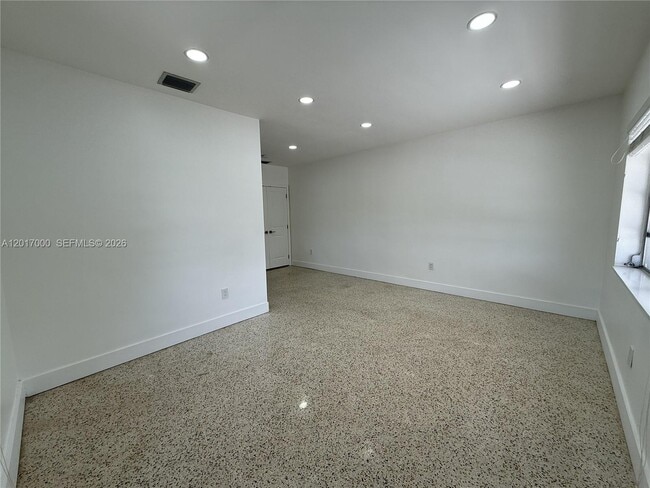 Building Photo - 155 SW 71st Ave Unit 1