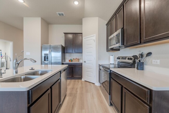 Photo - 3035 Selhurst St