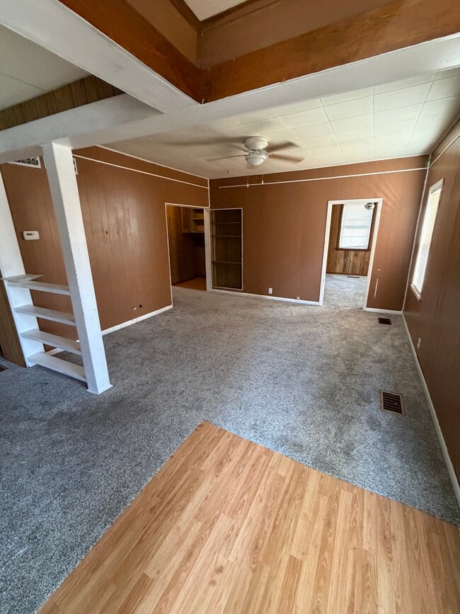 Sala de estar - 2400 Dewitt Ave