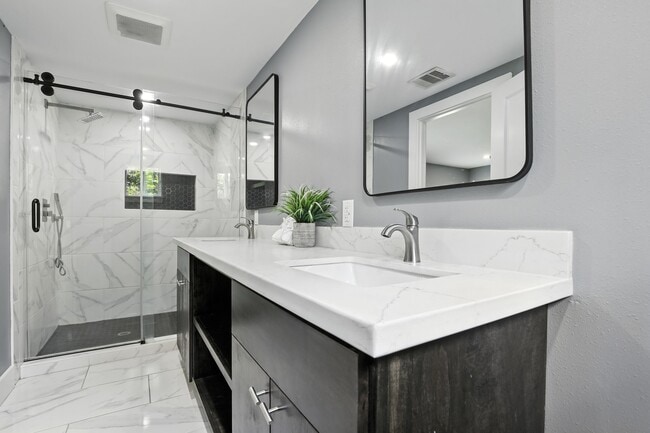 Building Photo - 12732 Royal W Dr Rental