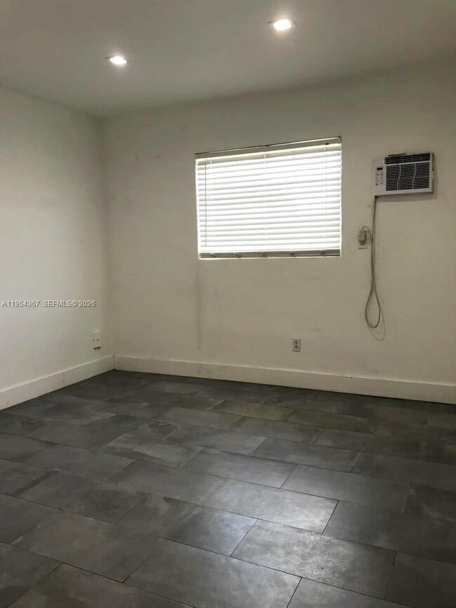 Photo - 17031 NE 21st Ave Unidad 11