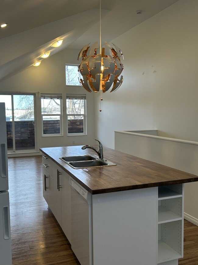 Building Photo - 12521-12577 77 St NW Unit 12521 - Main