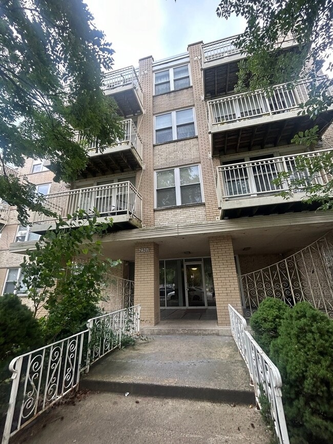 Photo - 2501 W Touhy Ave Unidad 406 Rental