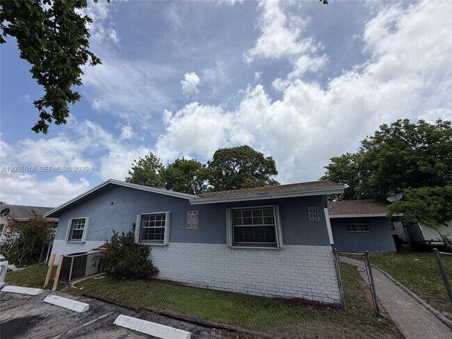 Building Photo - 5911 NW 19th Ct Unit 11