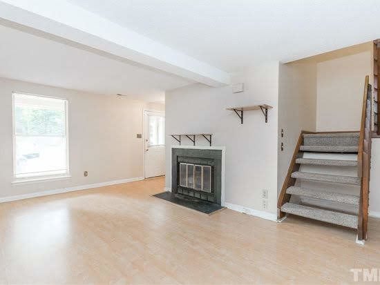 Sala de estar con escaleras en la planta superior - 4105 Iver Johnson Dr