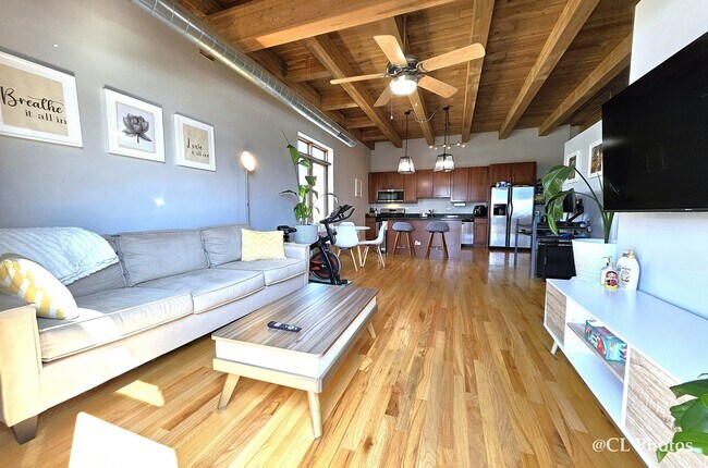 Photo - 500 N Damen Ave