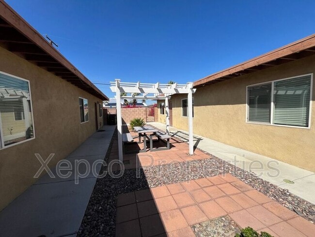 Building Photo - 422 Rosa Parks Rd Unit #B Rental