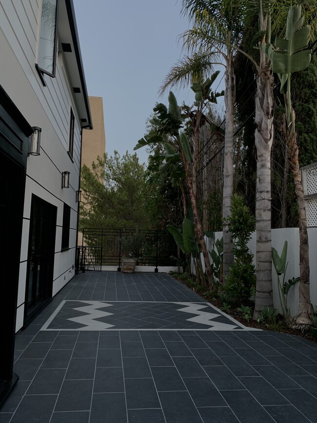 Backyard - 1311 S Beverly Glen Blvd Unidad 1311