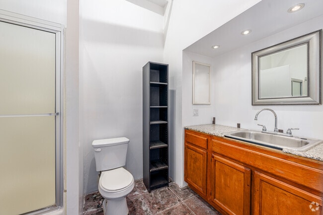 Loft - 1097SF - Bathroom
