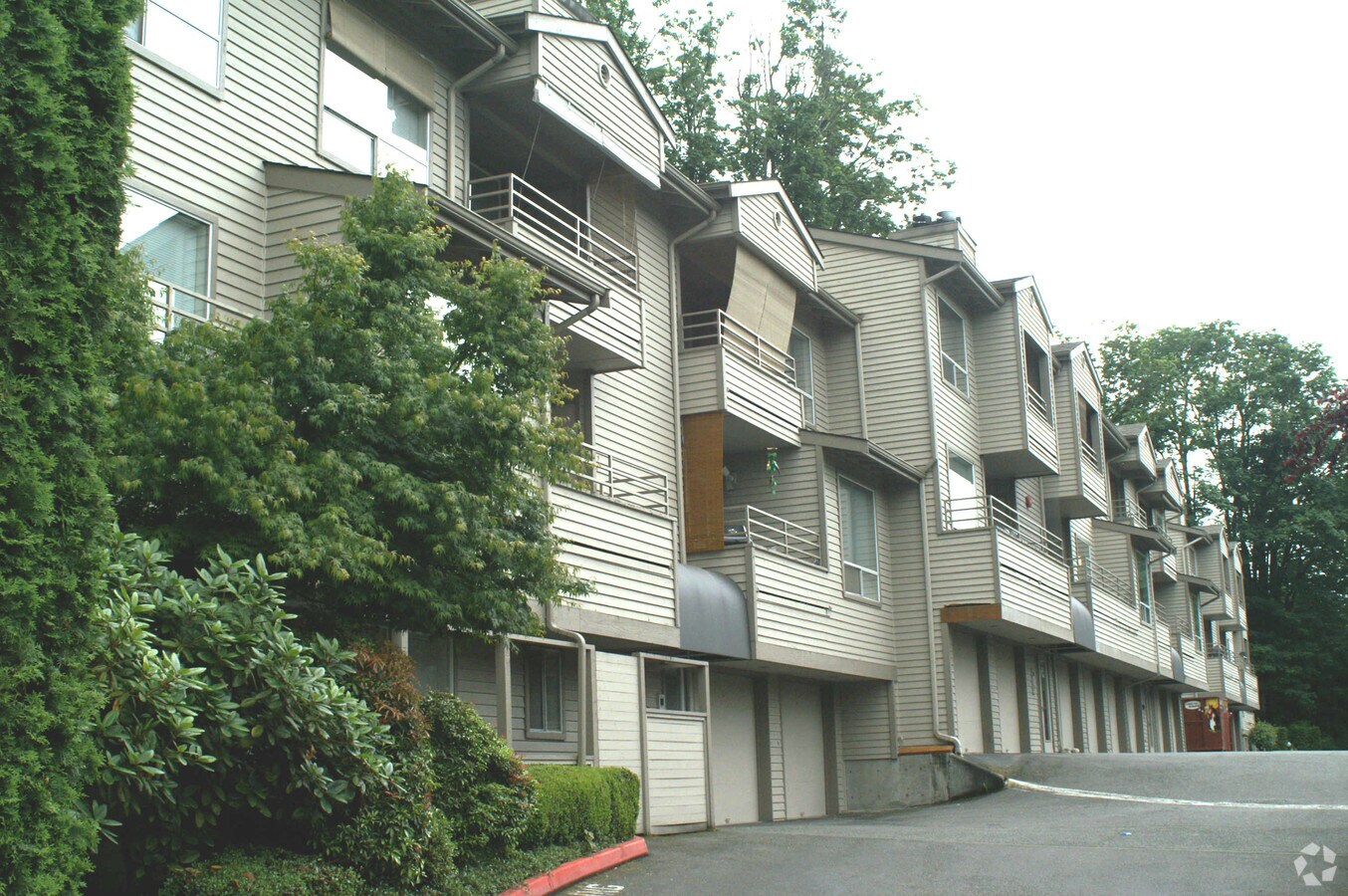 Newport On The Park - Newport On The Park Apartments