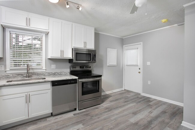 Photo - Charming 3 bed/2 bath home with Sunroom and Deck, minutes from Downtown Durham!