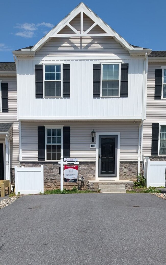 Building Photo - Nearly New 3-Bedroom Townhome in Hanover