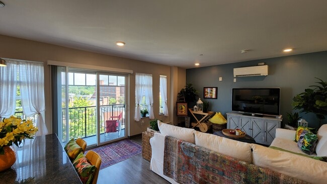 Garrison w/balcony - 2bed/1bath