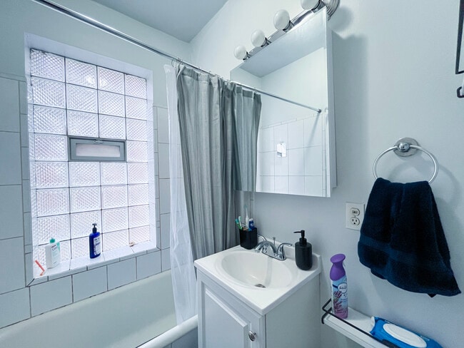 Photo - 654 W Oakdale Ave Unit 1N