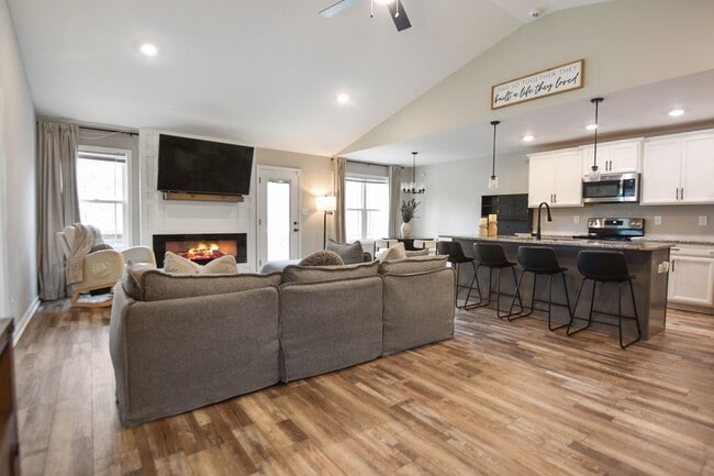 Photo - Pet Friendly Three Bedroom!