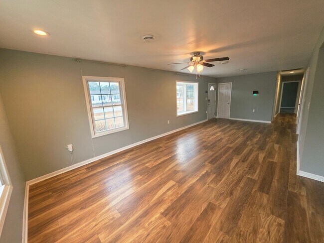 Photo - 3 Bedroom 1.5 BA Hubert