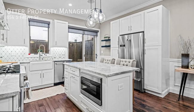 Building Photo - 854 S Front St