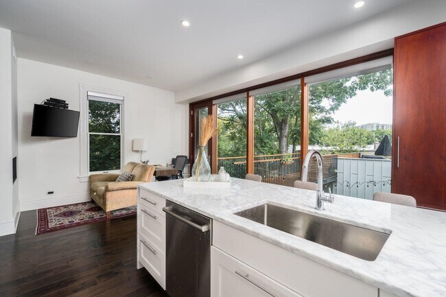 Photo - 1730 N Franklin Pl