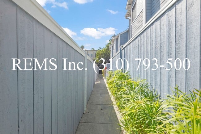 Photo - Spacious Townhome with Garage & Laundry in Great Location