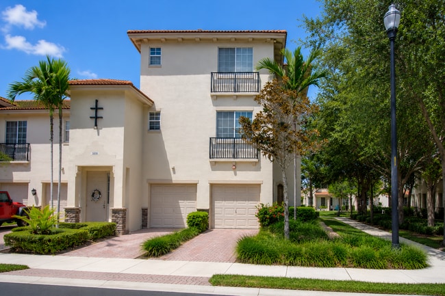 Building Photo - 1020 E Longport Cir