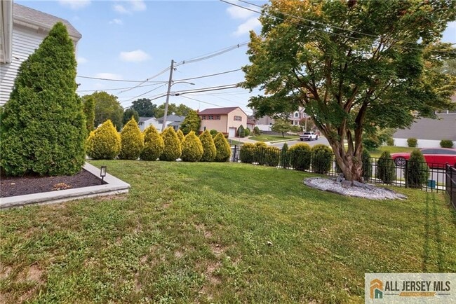 47 Leonardine Ave