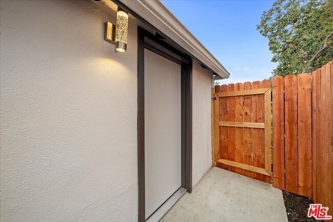 Photo - 5813 Saloma Ave