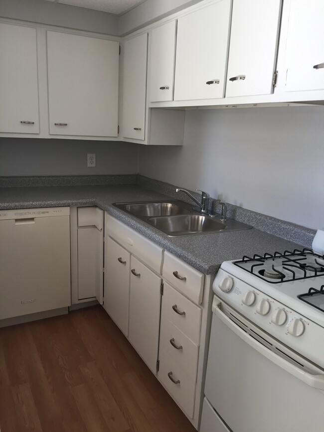 Building Photo - 2032 S Oneida St Unit 1